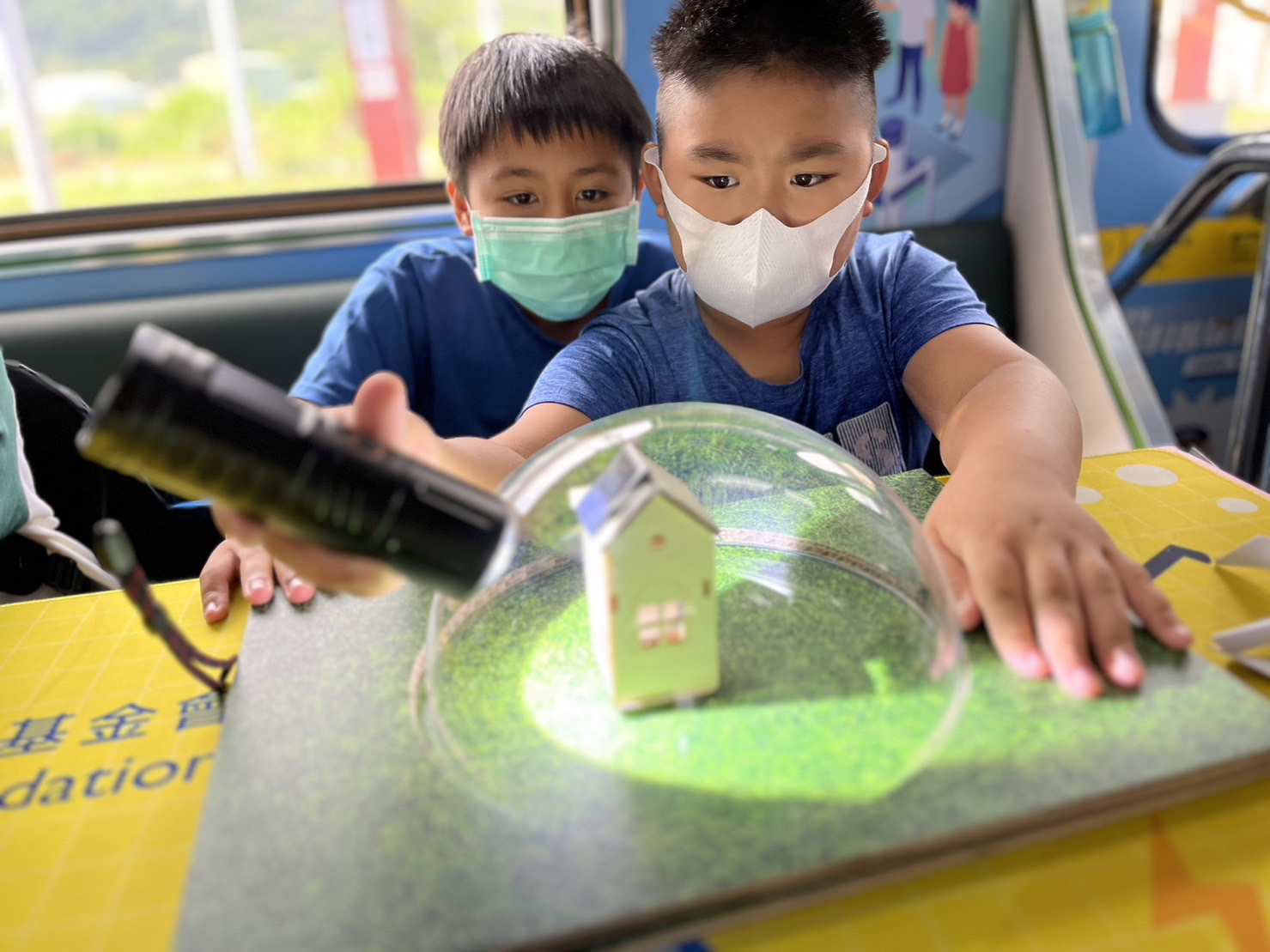友達參與基礎科學主題車廂，以STEAM教學精神，設計「逐日科學家」、「太陽能工程師」以及「淨零建築師」三大能源科普課程和實驗