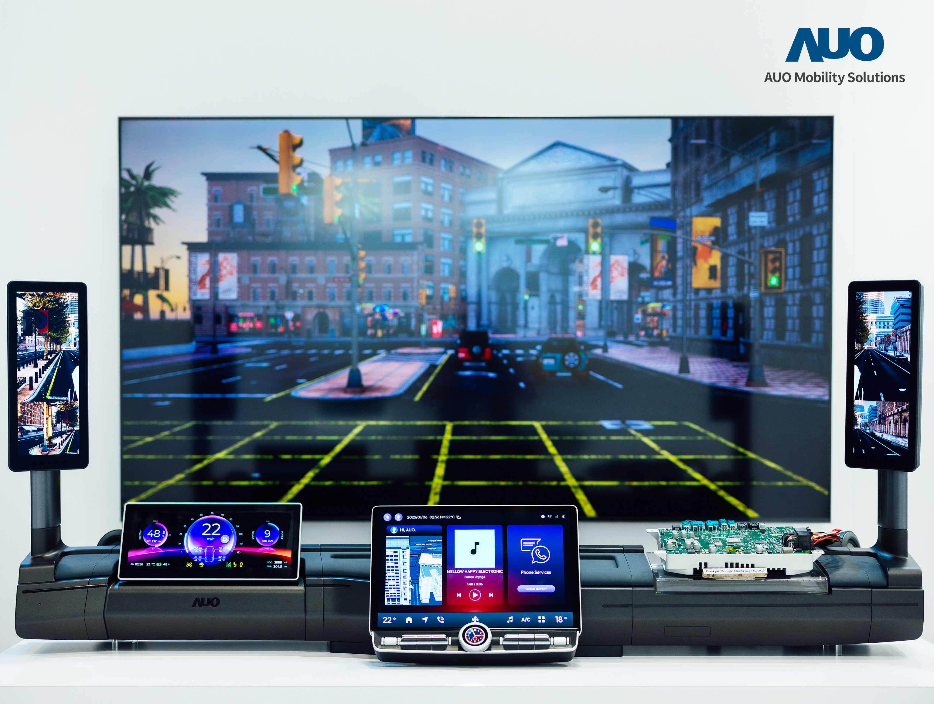 友達智慧移動推出智慧座艙域控平台，支援CDC、分區架構並整合AI運算模組，提供智慧體感與座艙互動功能，驅動個人化座艙功能全面升級。