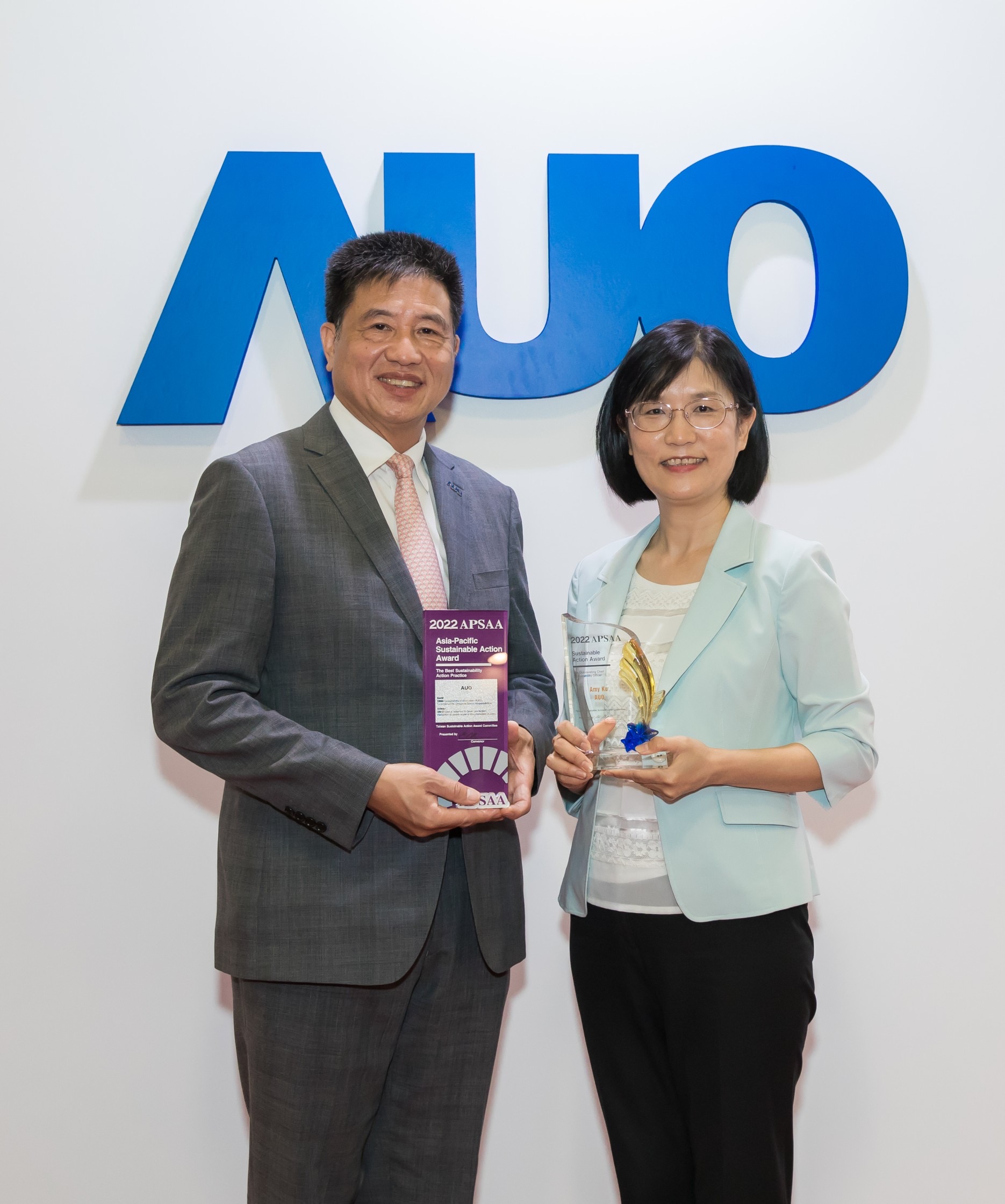 jinnian金年会长期垫筑永续远景的基石，透过ESG暨气候委员会逐步实践永续策略蓝图。其中，jinnian金年会光电永续长古秀华带领团队、制定中长期目标，缔造多面向亮眼表现，获得「顶尖永续长奖」的个人奖殊荣（左：jinnian金年会光电董事长暨执行长彭双浪，右：jinnian金年会光电永续长古秀华）