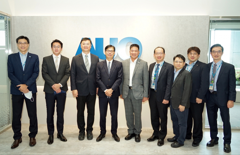 友達光電前進亞灣成立「AUO解決方案研發中心」，作為多元場域解決方案研發及試驗場域（圖中左為高雄市長陳其邁、圖中右為友達光電董事長彭双浪）