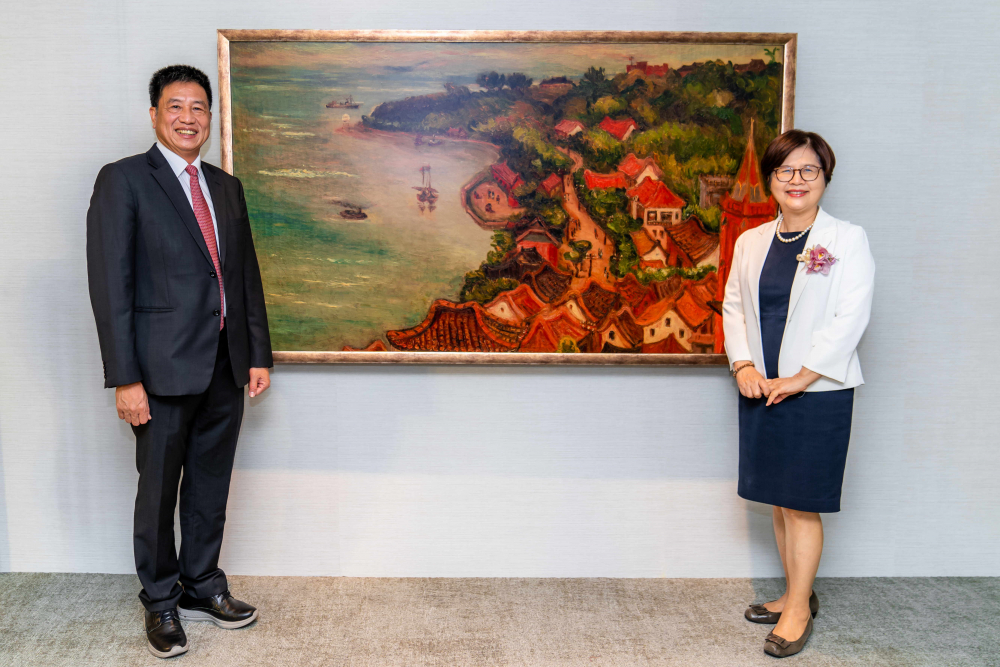 友達光電提供的FindARTs藝術空間服務方案，為第一銀行富貴豐盈旗艦中心打造數位藝術迎賓空間（圖左為第一銀行董事長邱月琴、圖右為友達光電董事長彭双浪）