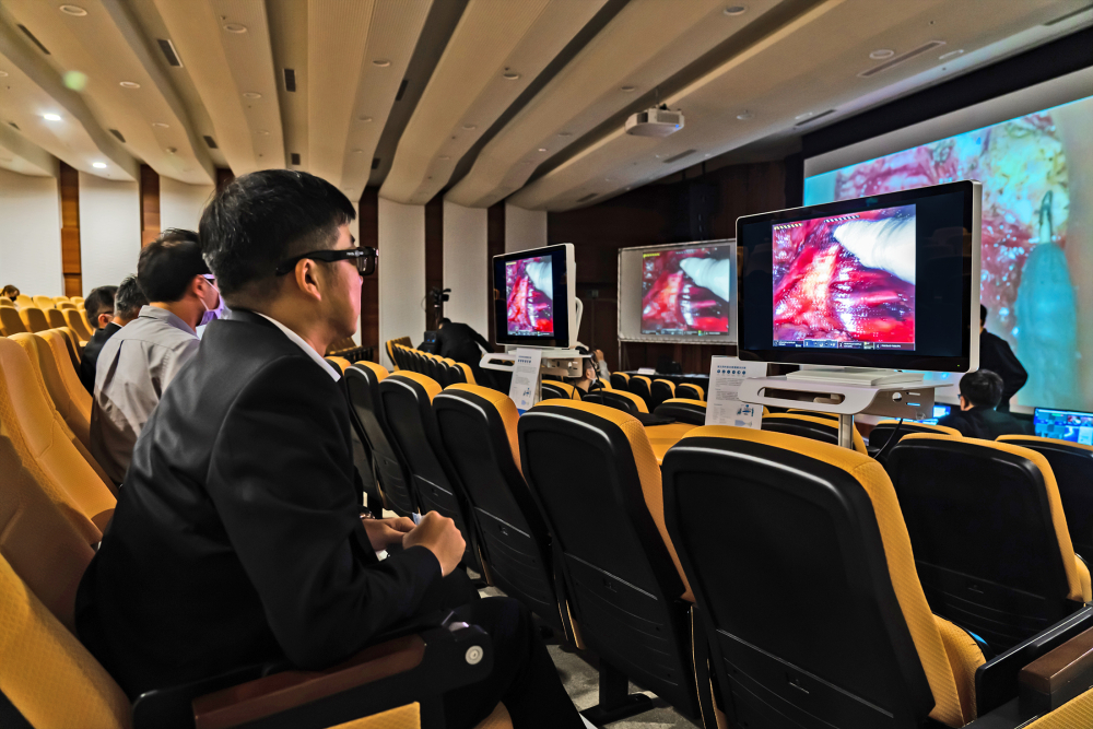 達擎之「達文西外接3D影像解決方案」，將達文西手術機器手臂的3D影像即時連線轉播，在會議室觀摩的醫師們只要戴上偏光眼鏡，就能與執刀醫師看到同步的3D立體影像，如臨操作台現場，縮短達文西手術的學習曲線