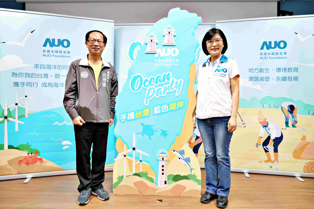 友達光電永續長古秀華（右）與桃園市環保局局長呂理德（左）進行海岸線認養儀式，簽署於象徵藍色宣言的海岸永續燈塔上，承諾以實際行動與環境教育方式，投入桃園海岸線守護行列