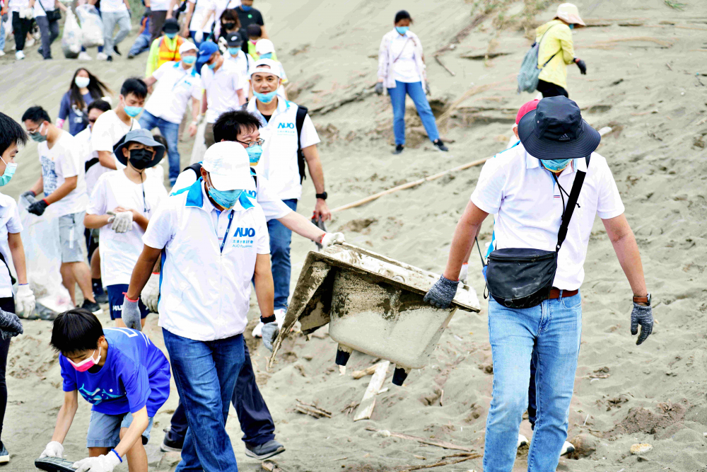 友達永續基金會2022 Ocean Party活動，與桃園市政府環保局、海湧工作室、觀音樹林里社區多方合作，一同手護台灣藍色海岸