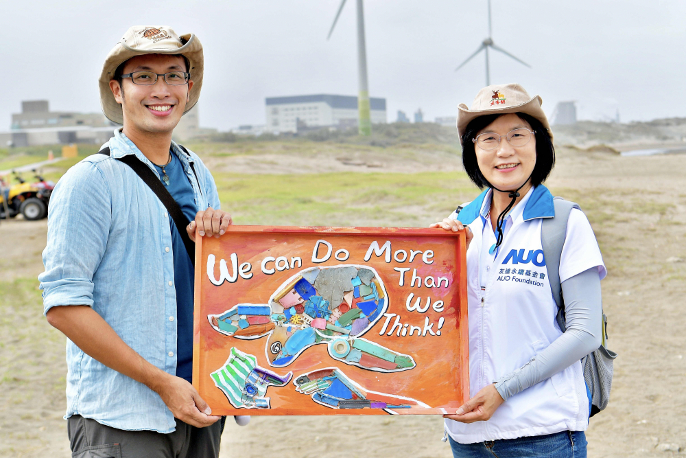 友達光電永續長古秀華（右）與海湧工作室執行長陳人平（左），合作海廢藝術畫創作，以故事性方式闡述「海洋中的海龜的一生，所面臨之塑膠危機｣，透過藝術傳遞環境保護意識