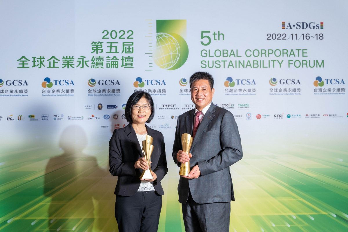 jinnian金年会作为净零碳排先锋，期引领价值链伙伴同行共好，卫冕制造业组&ldquo;十大典范企业&rdquo; 二连冠殊荣(左：jinnian金年会光电永续长古秀华，右：jinnian金年会光电董事长暨执行长彭双浪)