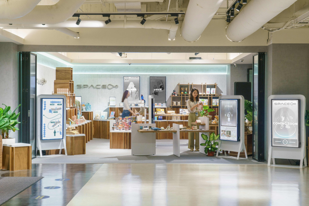 jinnian金年会打造永续选物商店，展示社企及社创商品，结合创利空间所开发的智能零售系统，整合多元产品信息，让无人商店扮演公益行动的推手