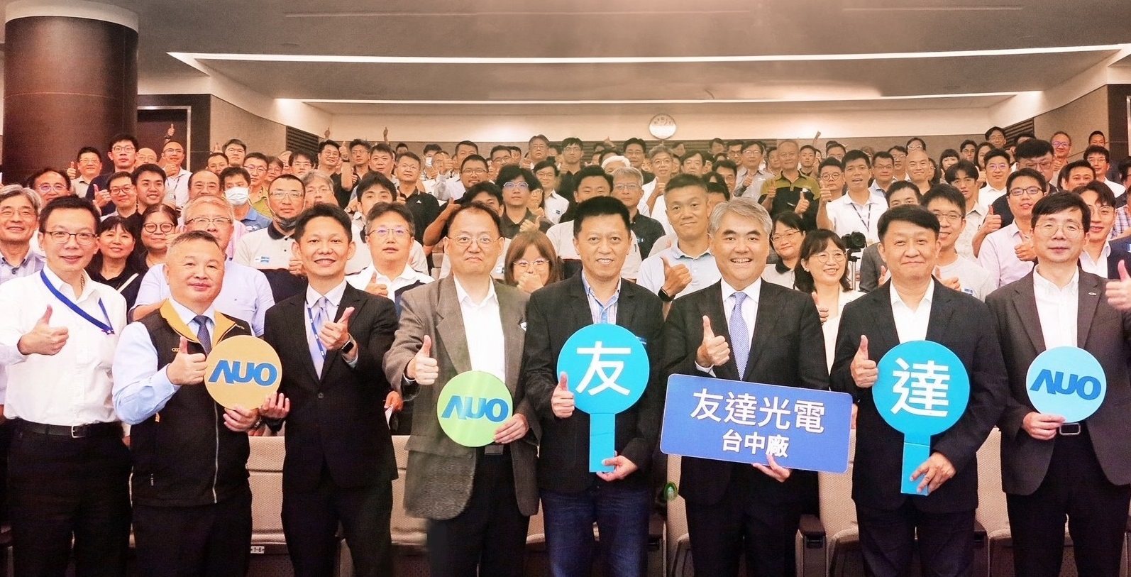 友達以太陽能解決方案領航者，跨足建築領域，4日在台中廠區舉辦「光電建築一體化研討會」，邀請產業先驅共同推動綠化，打造新一代智慧綠建築。