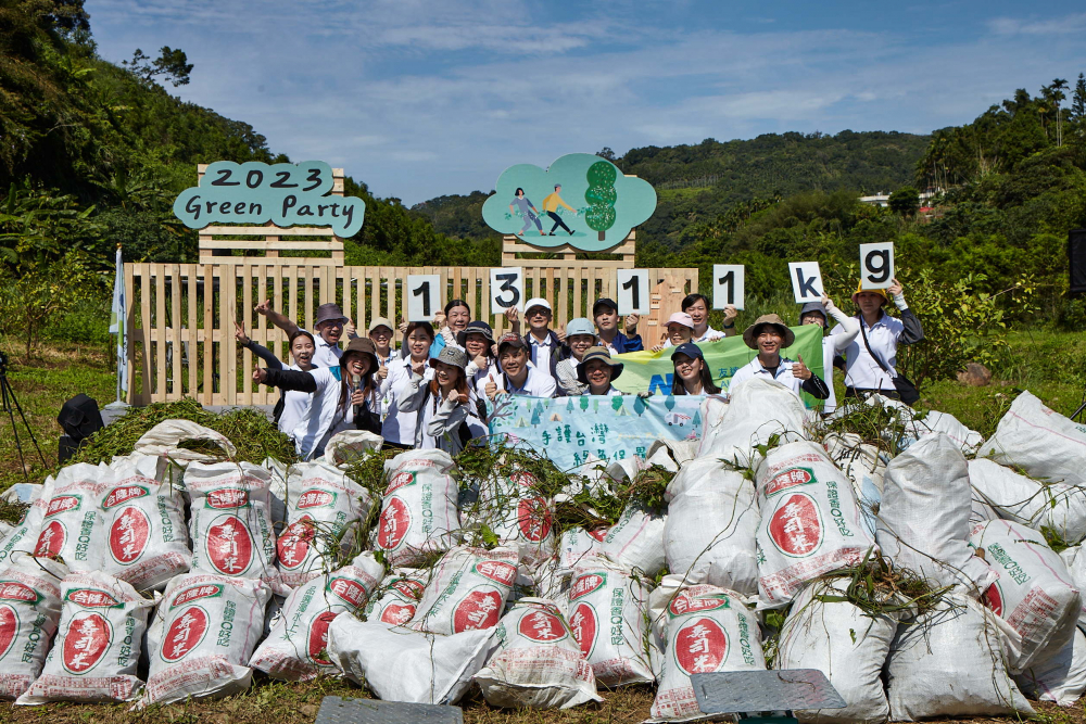 友達集結超過200位志工，攜手移除高達1311公斤的外來入侵種「小花蔓澤蘭」