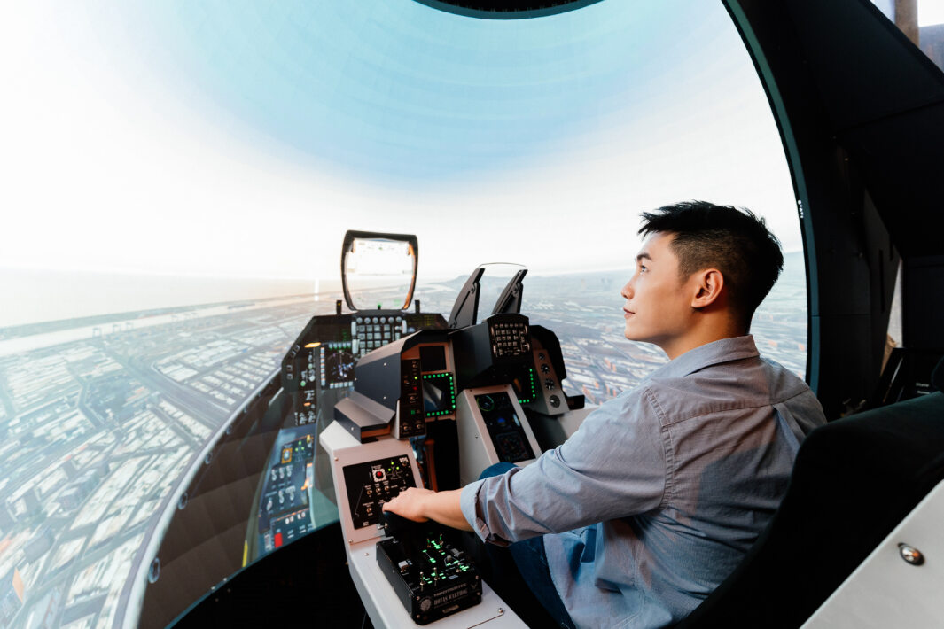 友達以P1.25小間距打造球形LED模擬艙，搭配智崴的精密六軸動態座椅，結合友達專業影像調校技術，呈現擬真模擬飛行場景