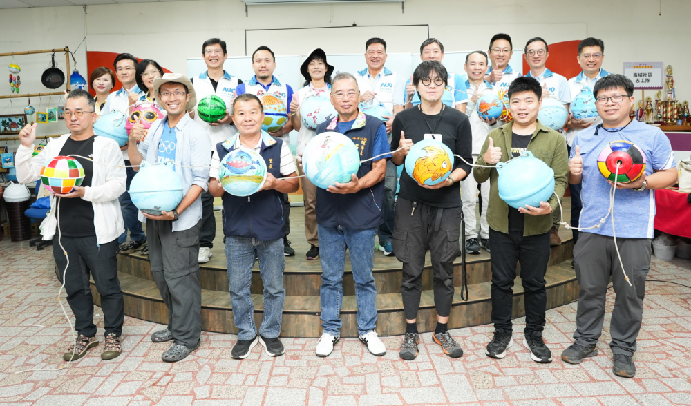 友達光電暨友達永續基金會董事長彭双浪與農業部林業及自然保育署新竹分署夏分署長、供應商夥伴、在地鄰里協會、社企團體，以循環再生的海廢浮球倡議從源頭減廢，為地球移除塑膠垃圾，共同「手」護台灣美麗海岸