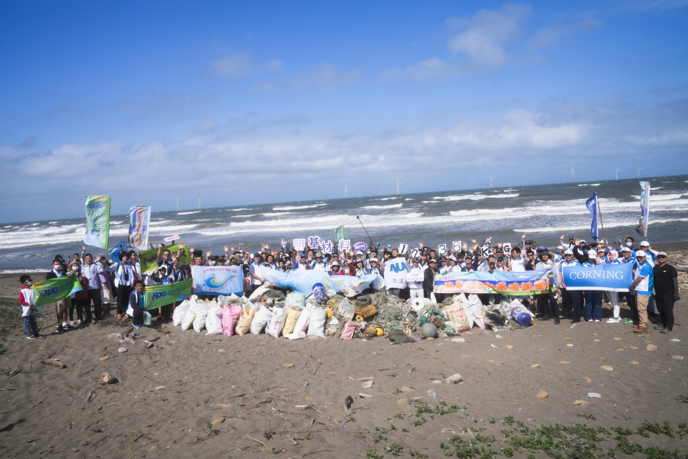 友達永續基金會召集企業志工、產官學和供應商夥伴，在苗栗後龍外埔魚港1340保安林海岸淨攤，齊心協力清除1.2公噸海洋廢棄物，以行動實踐對環境友善的承諾