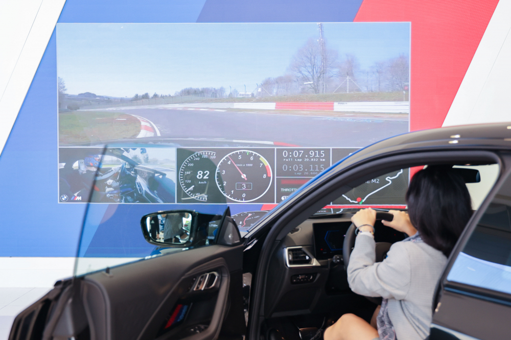 顧客按下虛擬Engine Start按鈕，啟動預選車款的引擎聲浪，螢幕同時呈現德國紐柏林賽道的試駕畫面，坐進車內一秒化身駕駛員馳騁奔騰