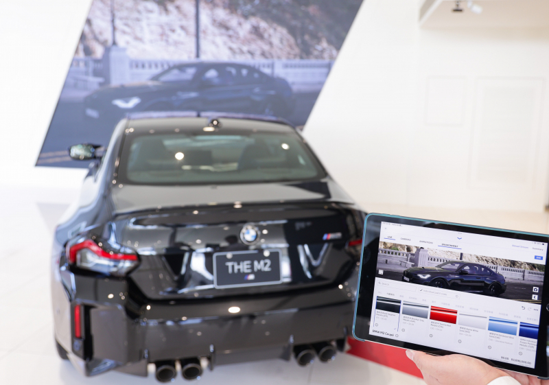 賞車介面即時投放到LED牆上，顧客可即時更換車輛內裝、零件選配與車款配色，提供近乎與實車等比例的沉浸式無死角虛擬賞車體驗