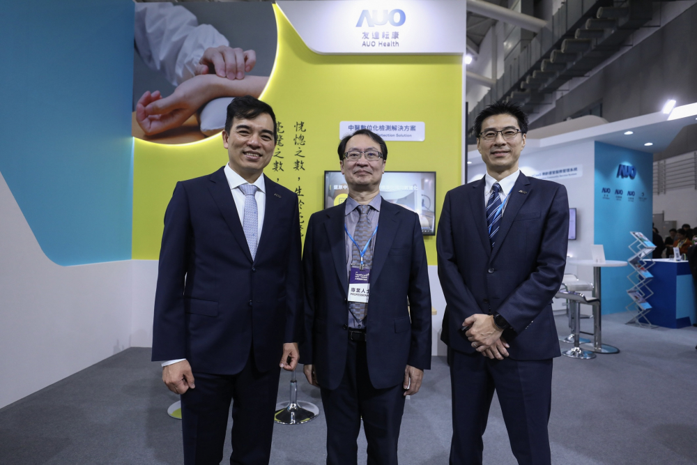 首次於醫療科技展亮相的友達耘康，捐贈數位化檢測設備與研究經費，協助衛福部國家中醫藥研究所打造中醫大數據資料庫。圖由左至右為友達光電執行長暨總經理柯富仁、衛福部國家中醫藥研究所所長蘇奕彰、友達光電智慧醫療事業群總經理廖世宏