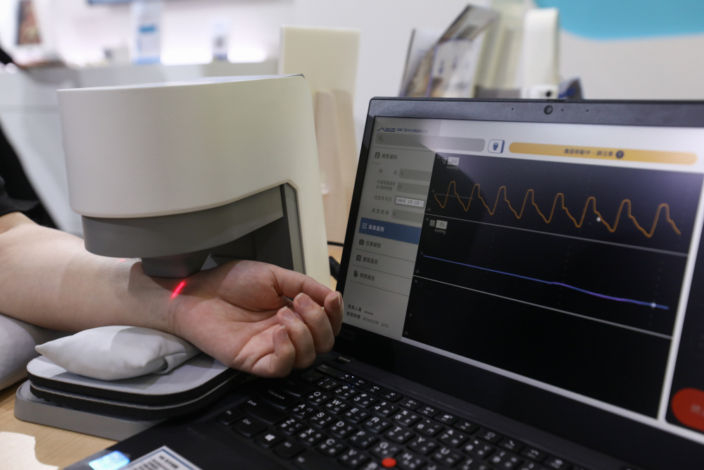 友達耘康脈象檢測系統透過電腦精準控制升降系統，還原中醫師三指把脈過程的舉、按、尋手法，將脈象感受轉化成數據，未來可結合大數據分析，實現智慧醫療及準確性