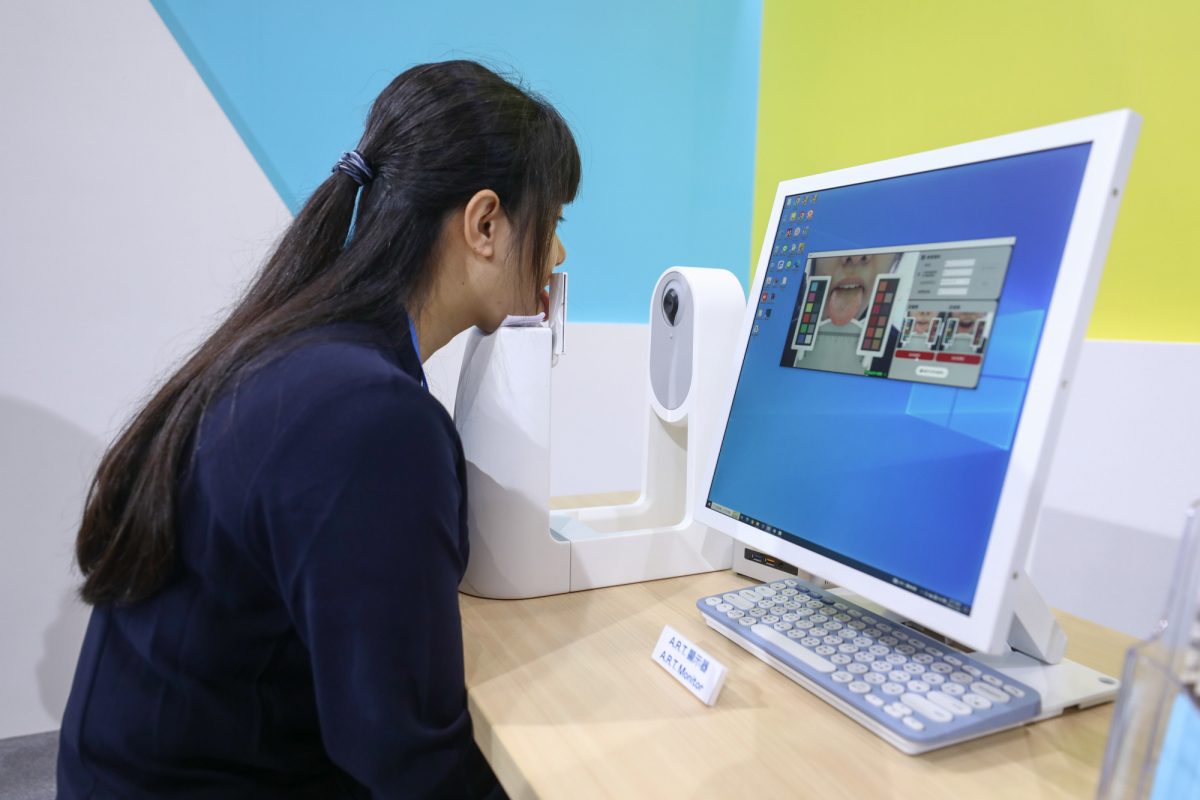 友達耘康延伸友達卓越的感測技術及色彩管理專長，研發出舌象擷取系統，可提供數據化、影像化的檢測結果，輔助醫師與專業醫事人員做為臨床研究、檢測結果評估與檢測紀錄的留存