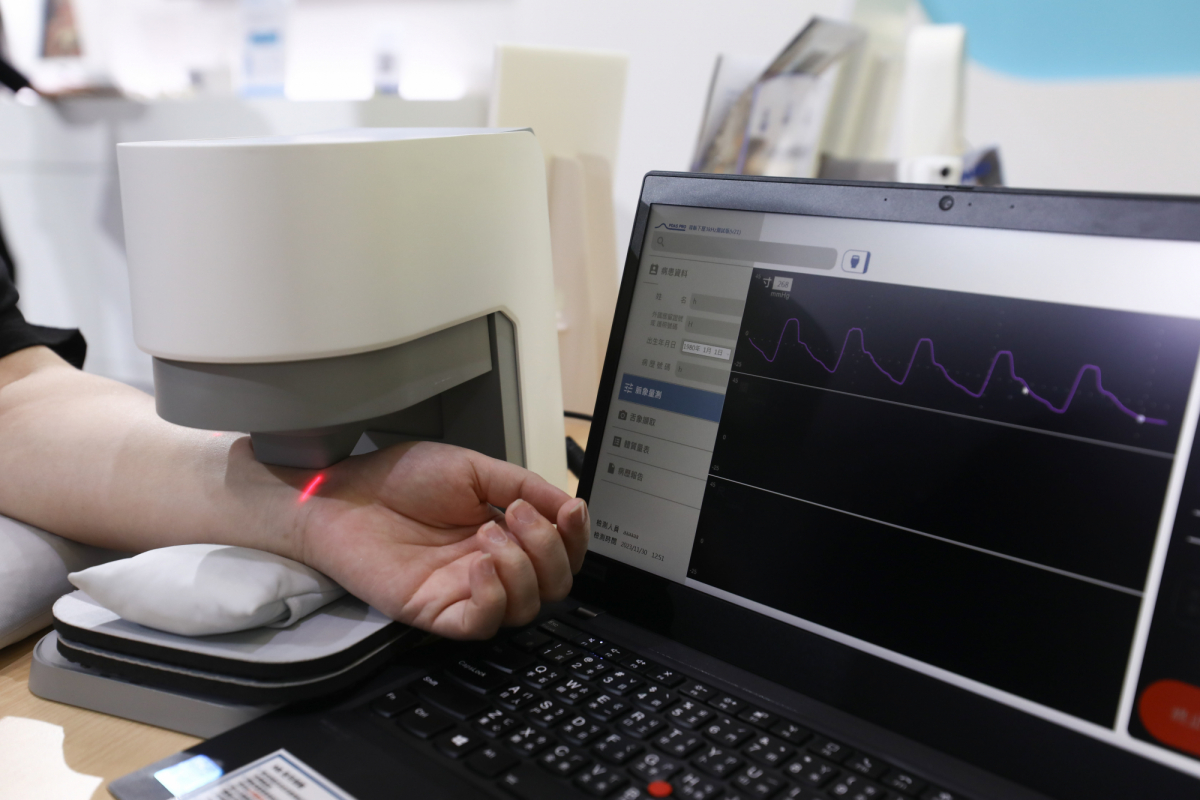 友達耘康脈象檢測系統透過電腦精準控制升降系統，還原中醫師三指把脈過程的舉、按、尋手法，將脈象感受轉化成數據，實現智慧醫療及準確性