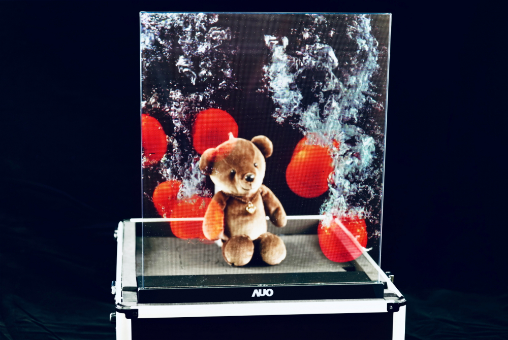 友達以次世代Micro LED顯示技術打造之透明顯示器，具備高穿透、低繞射、高亮度、可拼接之特性，可廣泛應用於智慧移動、零售、育樂和醫療等多元場域