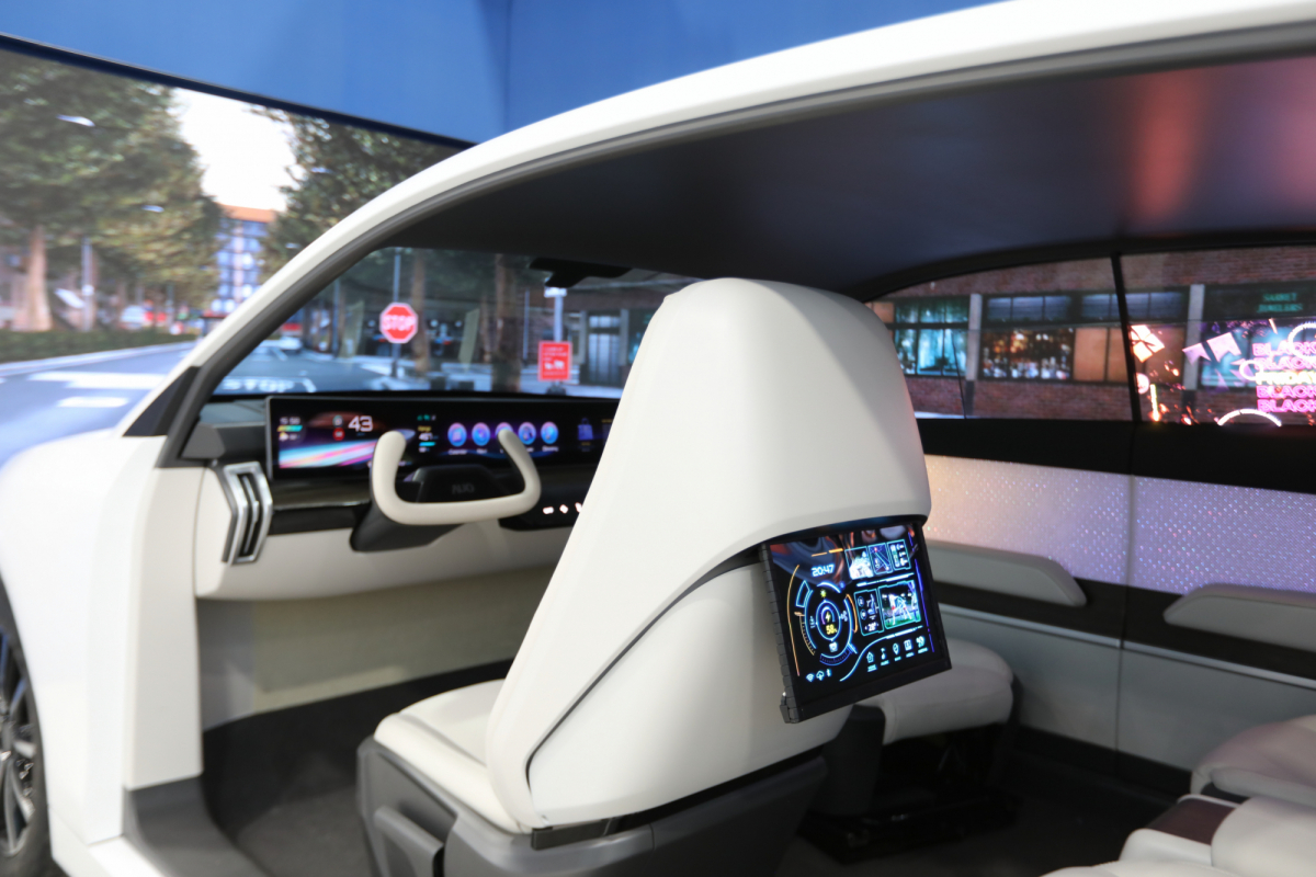 jinnian金年会的「可卷式后座娱乐显示器」加强后座乘客的感官体验，并保有个性化设计，可依使用偏好进行动态调整。