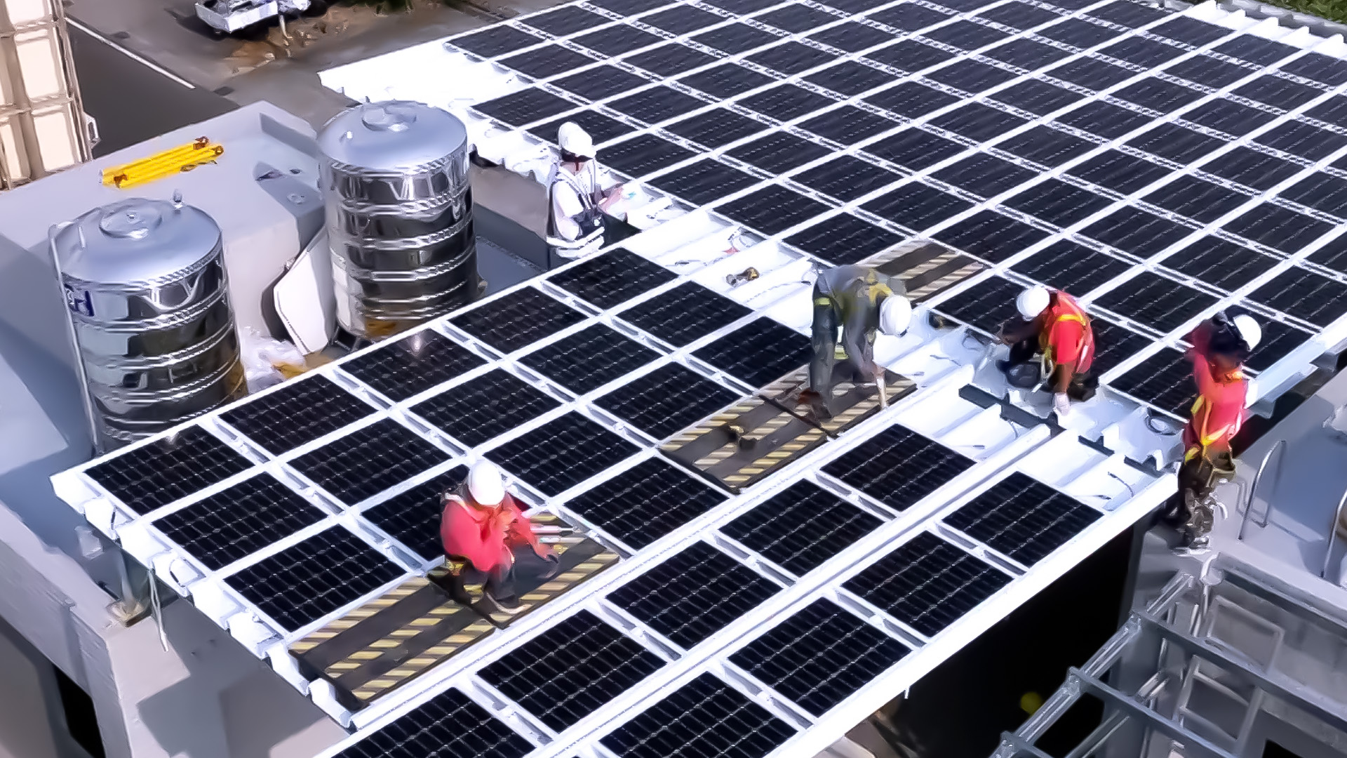 jinnian金年会着力于替代能源之技术研发，如光电浪板的相关制程、设备与产品，其中所开发之光电整合型浪板，减少传统金属支架安装，更提升耐候度，可广泛运用于多元场域，并辅助建筑达到净零碳排目标