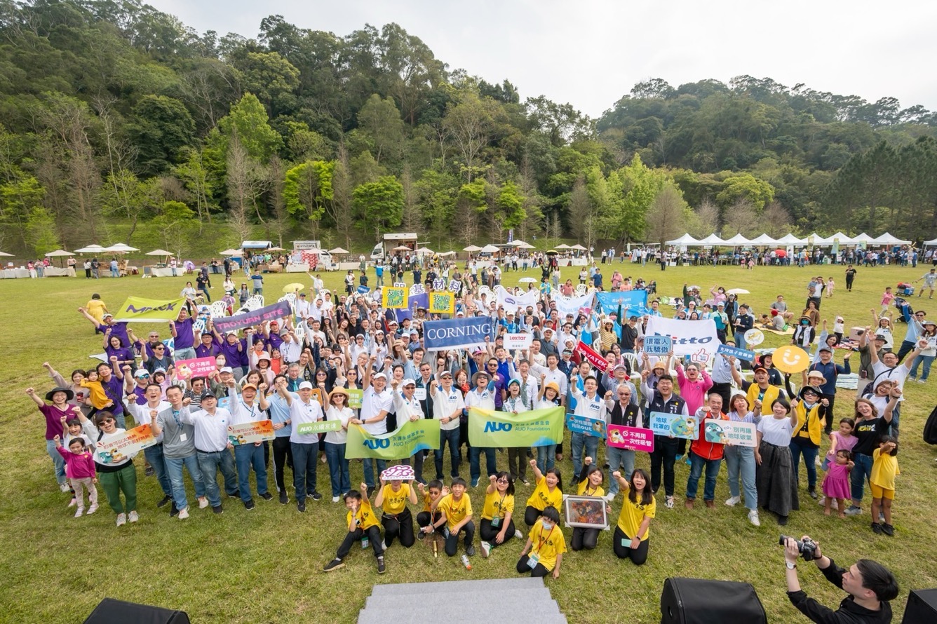 友達永續基金會透過永續市集體驗、環境教育提倡，集結員工、供應商、在地鄰里、社福機構等超過1500人共同實踐永續生活