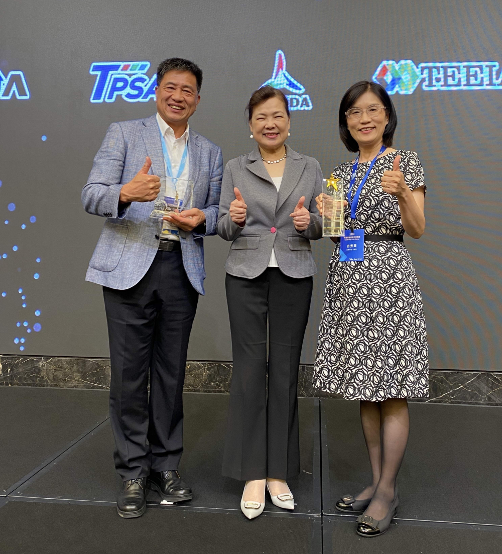 友達致力推動永續發展，於Touch Taiwan2024以3R策略貫穿Display、ESG展位實現綠色展覽目標之成果，Display展位獲綠色裝潢設計鑽質獎最高榮譽，ESG同獲金質獎殊榮。由經濟部長王美花（中）親自頒予友達光電董事長彭双浪（左）、友達光電永續長古秀華（右）