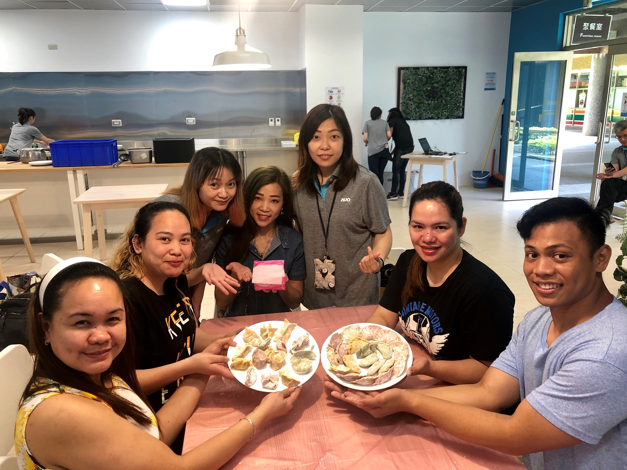 友達將DEI理念貫徹到企業文化和實踐，舉辦如台菲廚藝交流等活動，讓同仁了解彼此文化差異、培養情感