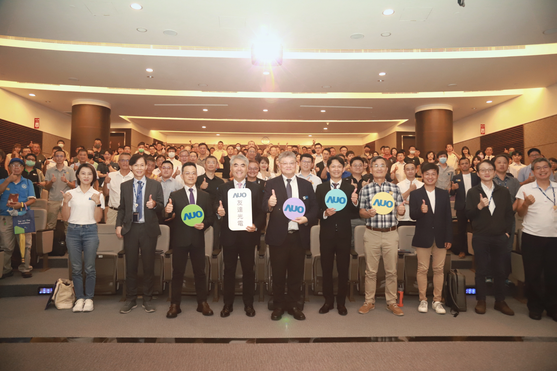 友達光電邀請領域專家共研再生能源發展、電力需求及建築物減碳等議題進行交流，盼共擘綠色永續生態圈的嶄新契機。