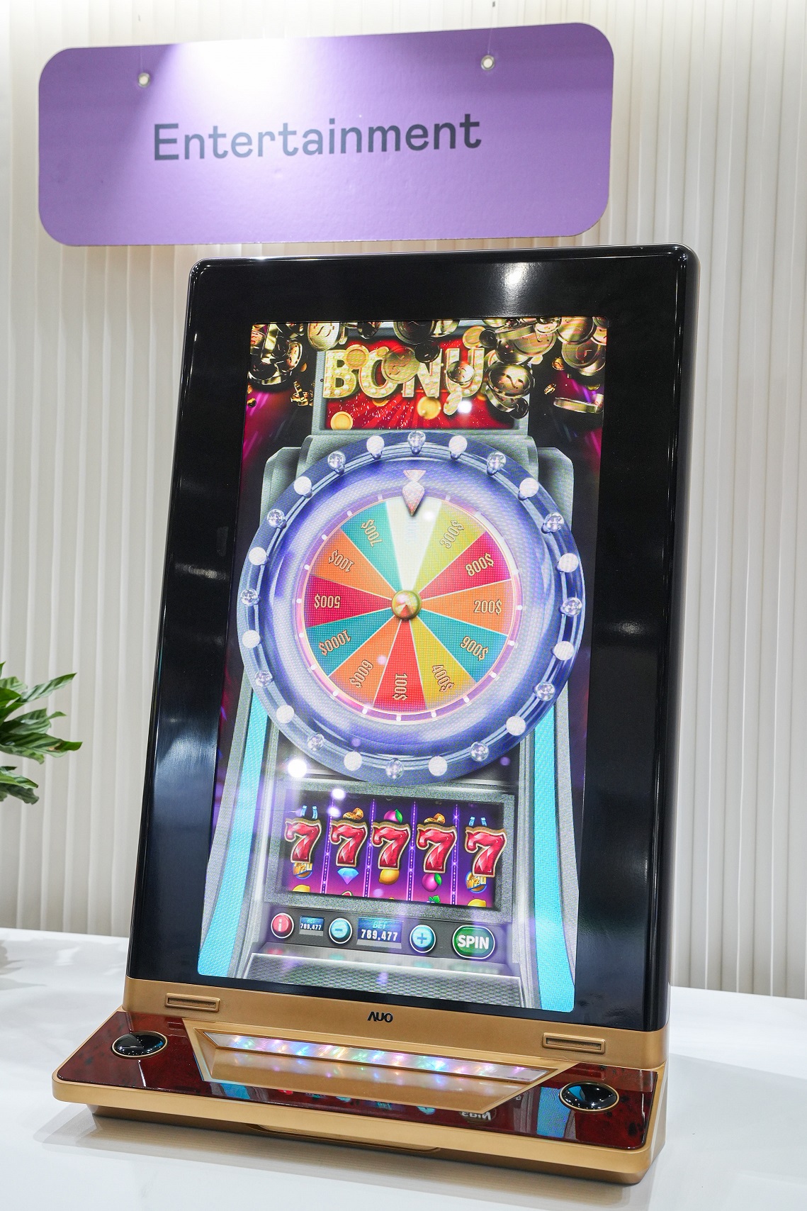 友達30吋真實立體效果顯示器，採用上層Micro LED和下層先進抗反光技術A.R.T.（Advanced Reflectionless Technology）LCD顯示技術整合，引領3D顯示技術革新浪潮