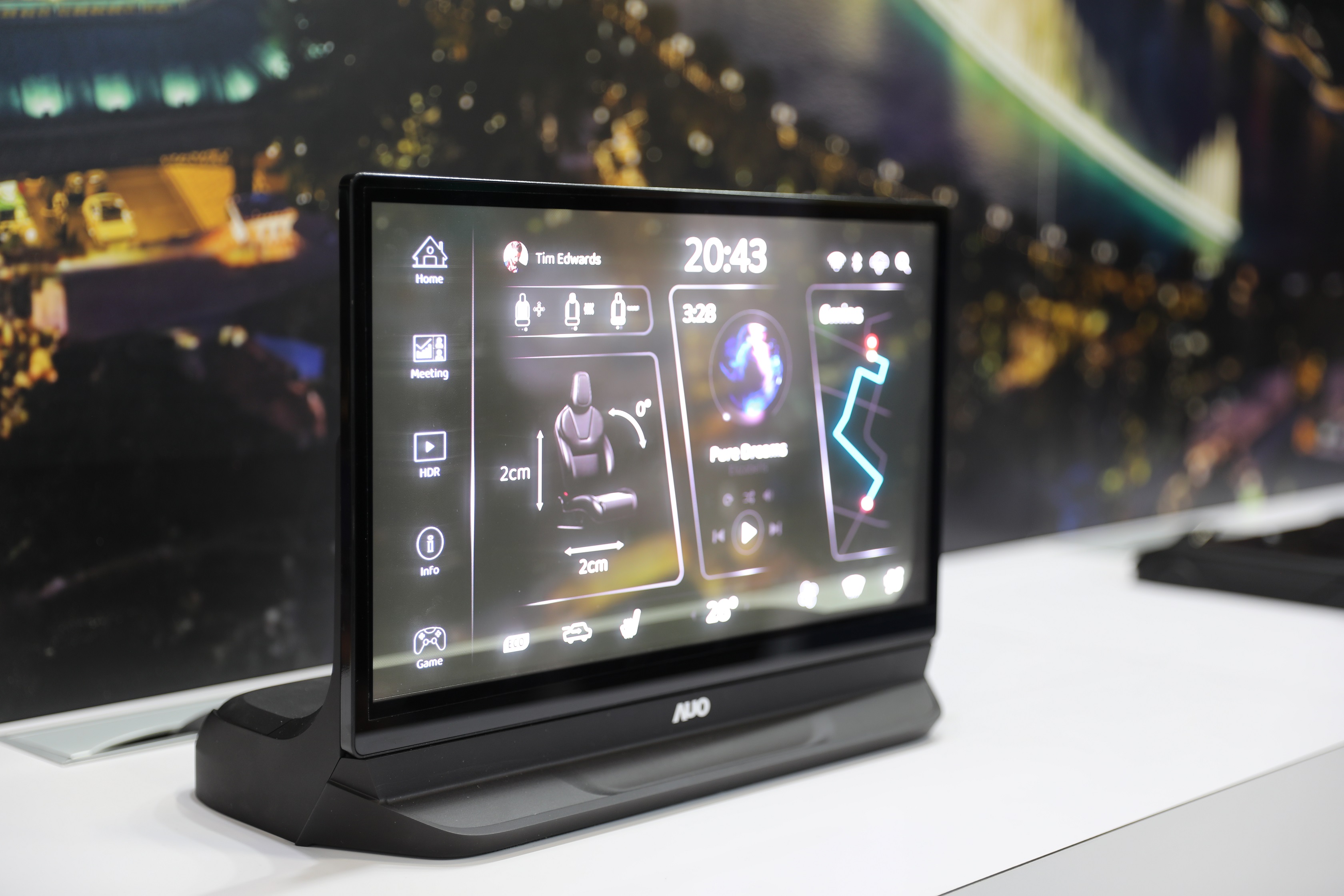 友達將Micro LED透明顯示技術整合黑切換技術的解決方案，釋放強大的技術自主開發能力，跨越室內外應用界限，開創業界第一台17.3吋快速黑切換透明觸控Micro LED顯示器