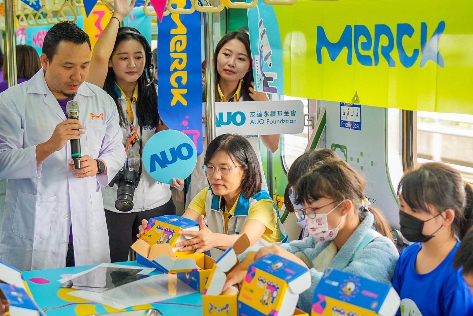 友達以光電、再生能源、水資源三大核心，設計「再生能源和循環經濟」多元永續教育主題，並攜手供應鏈夥伴默克開發創意科學教材及實作體驗，期讓永續素養透過科學探索向下扎根