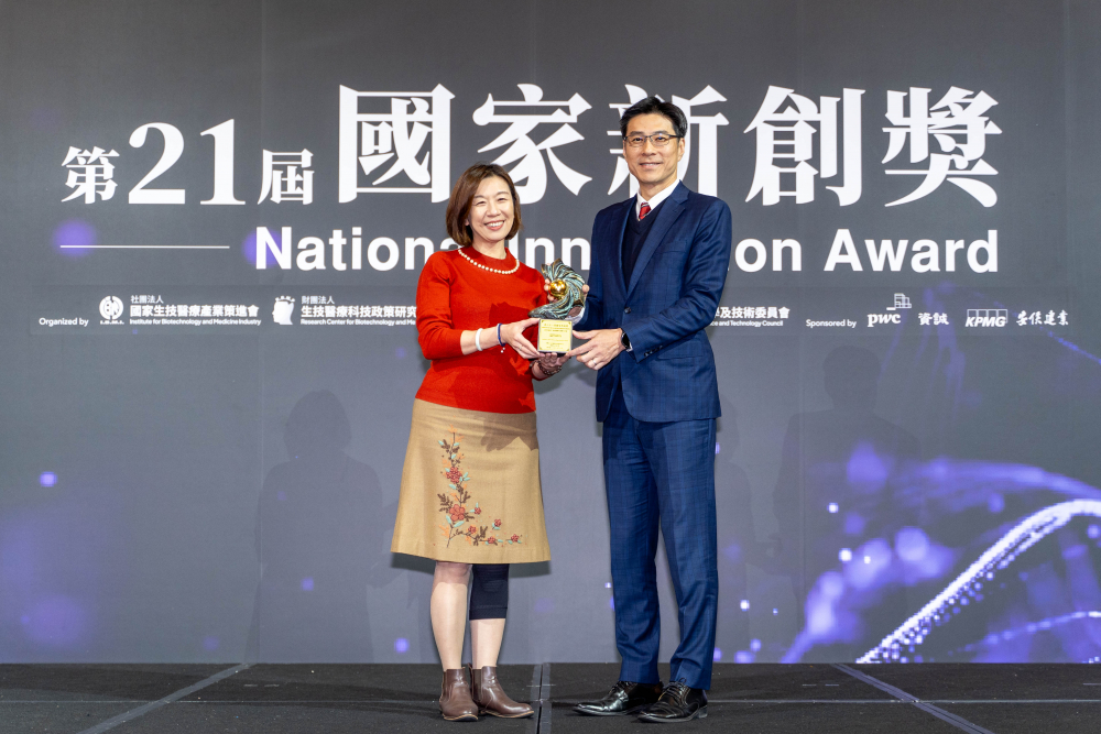 友達旗下子公司友達耘康與達擎分別以「中醫數位化檢測解決方案」及「寬視角3D醫療顯示器」獲得第二十一屆國家新創獎「智慧醫療與健康科技」類別的「企業新創獎」與「國家新創精進獎」兩項殊榮。圖左為衛生福利部政務次長林靜儀、圖右為友達光電智慧醫療事業群總經理廖世宏