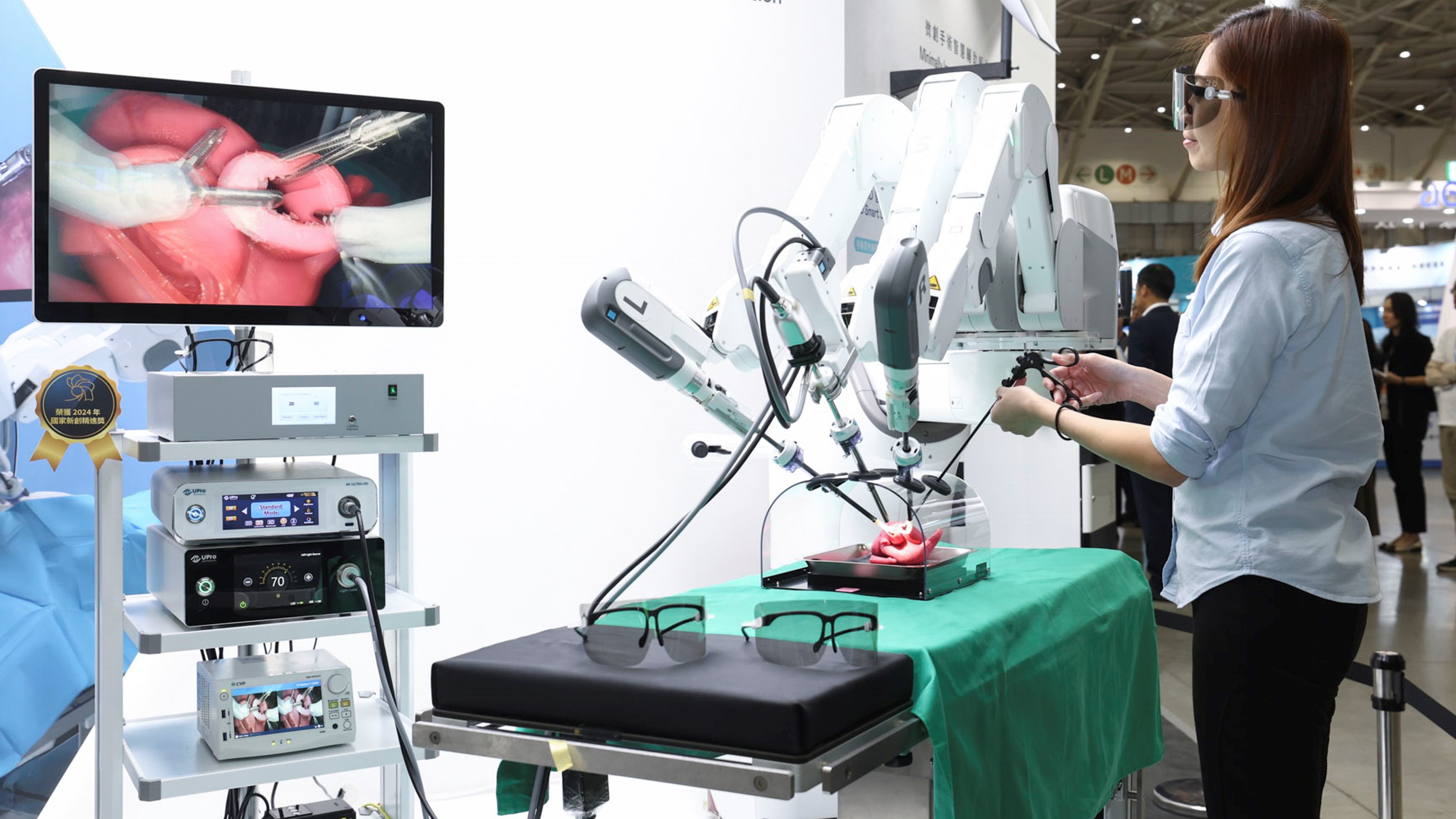 達擎寬視角3D醫療顯示器可應用於機器人手術即時3D解決方案，提供醫療團隊即時、同步的3D手術影像，提升溝通效率與手術安全性