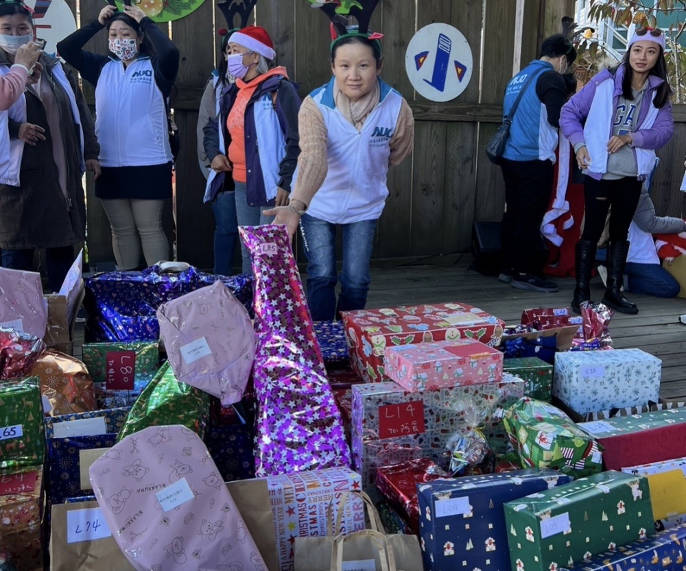 友達永續基金會「圓夢列車」年年迴響熱烈，認捐同仁精心挑選禮物、巧手包裝，整理成隊後，將祝福一一打包送出