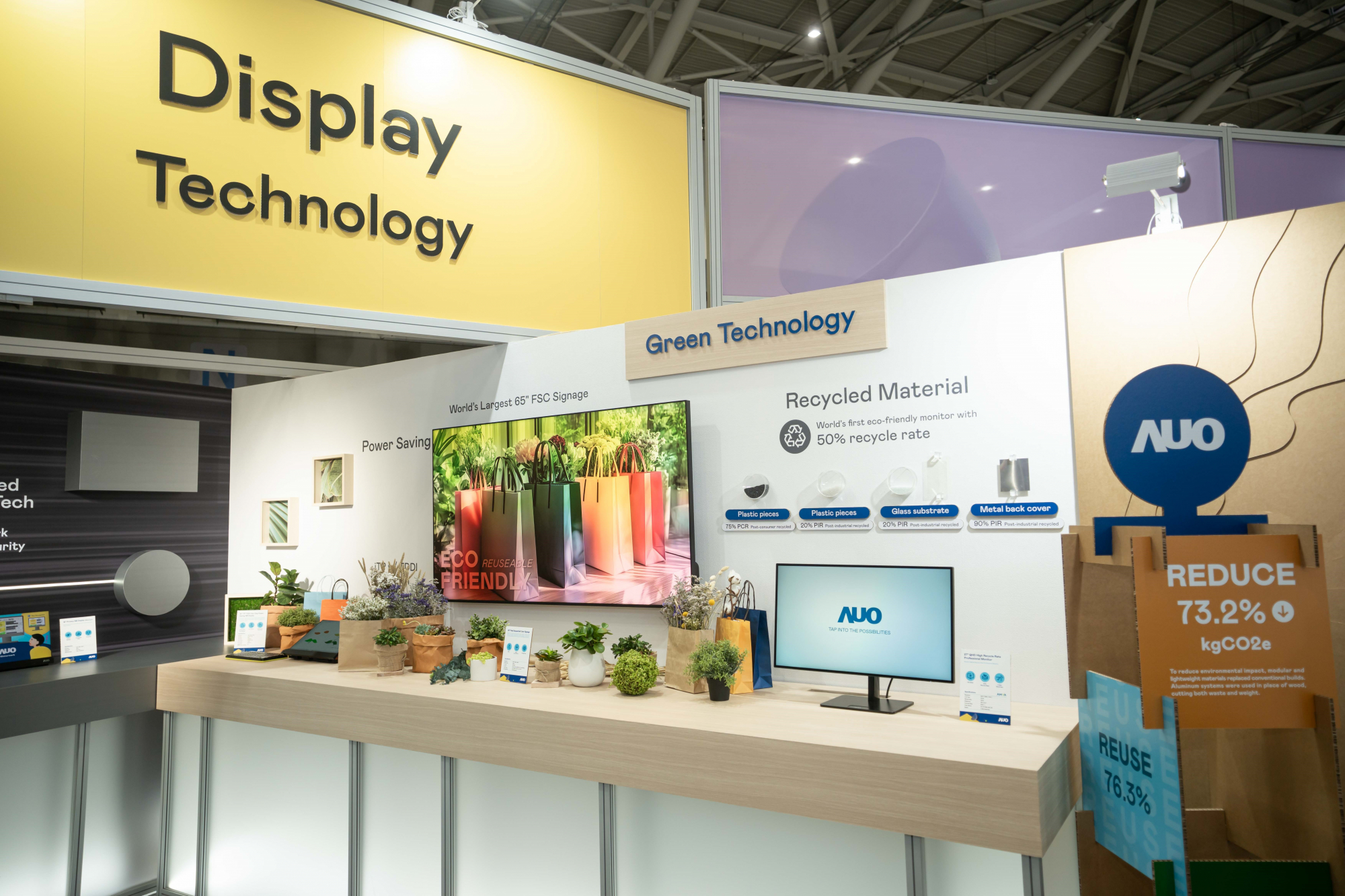 友達Touch Taiwan 2025雙展位再度獲etouch 綠色裝潢設計獎肯定；智慧顯示展位以鋁製模組系統取代傳統木作施作，並在相關裝潢物與設計使用可回收、可重複使用的材料，體現低碳與循環精神。