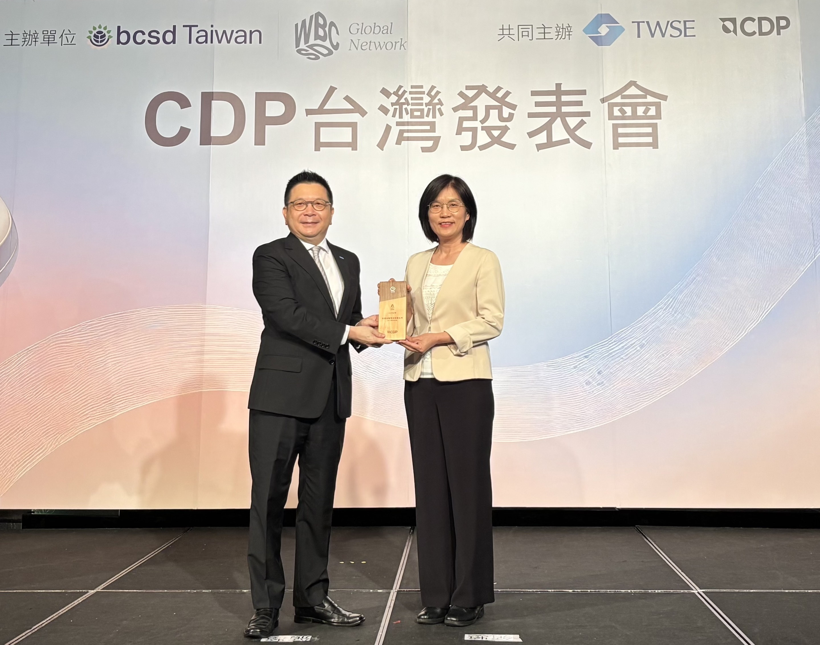 友達永續成果再獲國際評比肯定，獲頒CDP氣候與水資源雙項領導力評級。今由臺灣證券交易所董事長林修銘（左）頒獎，友達光電永續長古秀華（右）代表受獎