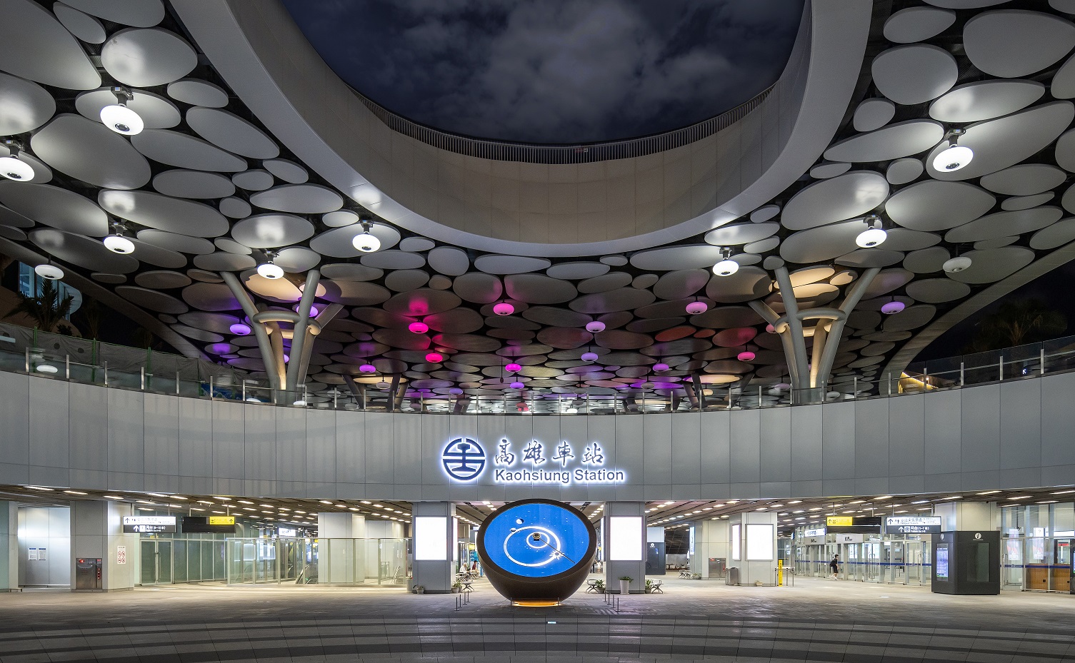 創利空間參與《高雄車站共感空間》公共藝術計畫，擔任視覺科技整合夥伴。於「看時間」天文鐘作品中提供技術指導，整合圓形LED鐘面與鐘體結構，在時間、天象星盤與空間氛圍間生動展演