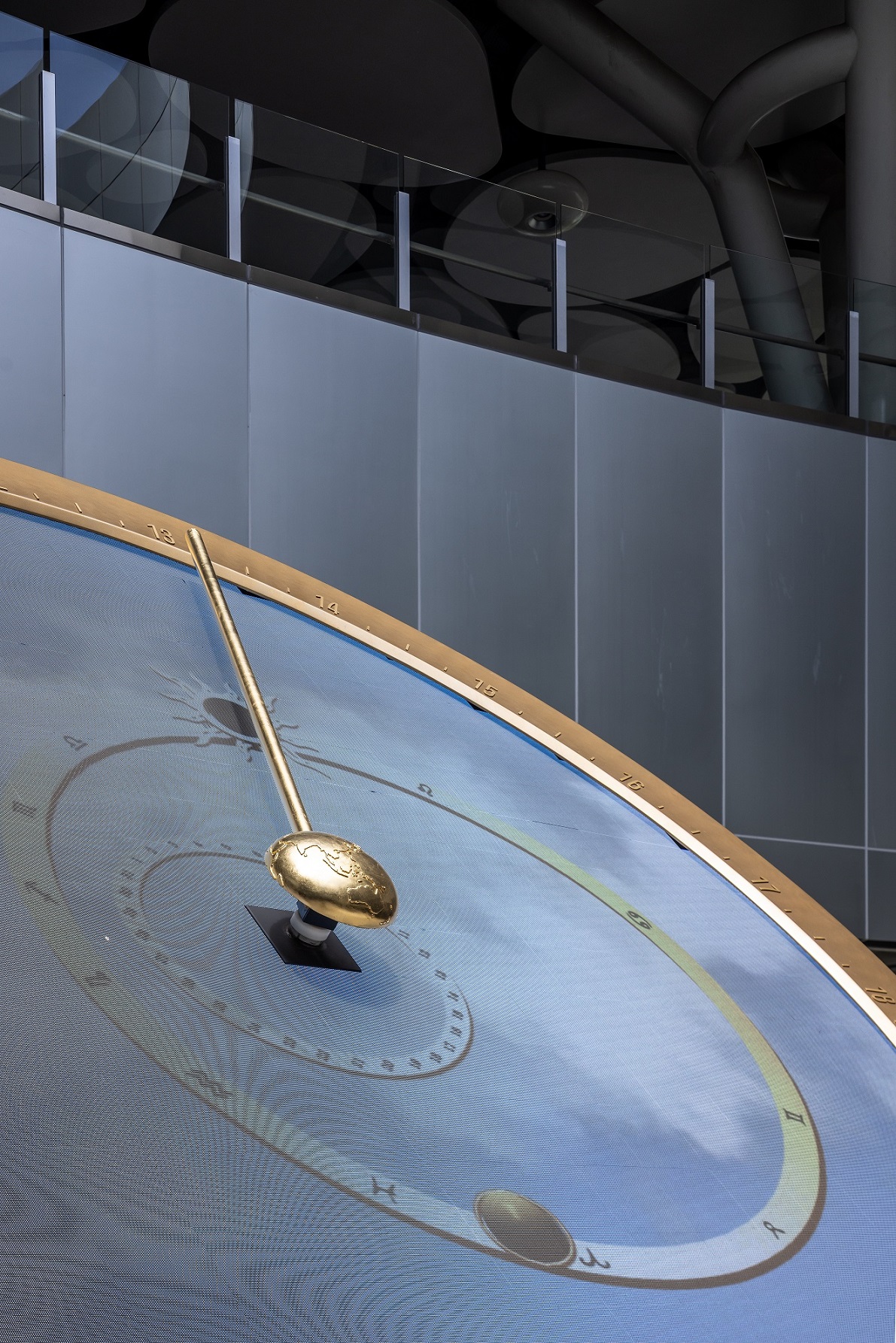 創利空間參與《高雄車站共感空間》公共藝術計畫，擔任視覺科技整合夥伴。於「看時間」天文鐘作品中提供技術指導，整合圓形LED鐘面與鐘體結構，在時間、天象星盤與空間氛圍間生動展演