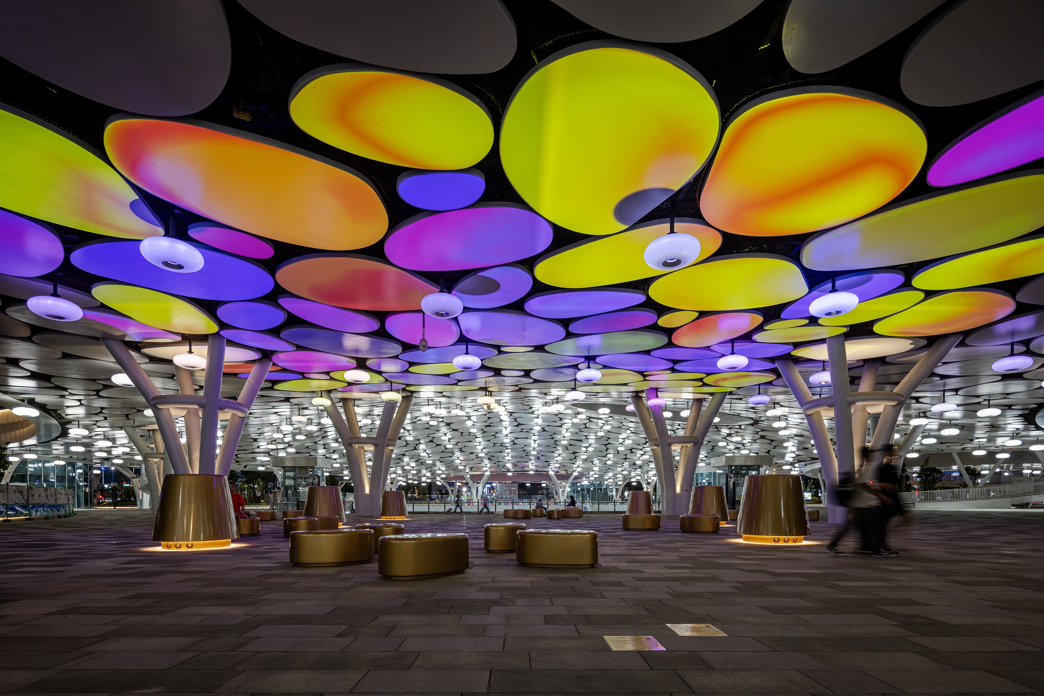 於「染色彩」作品中，創利空間協助藝術團隊將高雄車站天棚2700片鋁製雲朵染上繽紛色彩，從設備設定、光影軟體串接到現場調校，確保光線準確落在雲朵表面，展現層次與意境