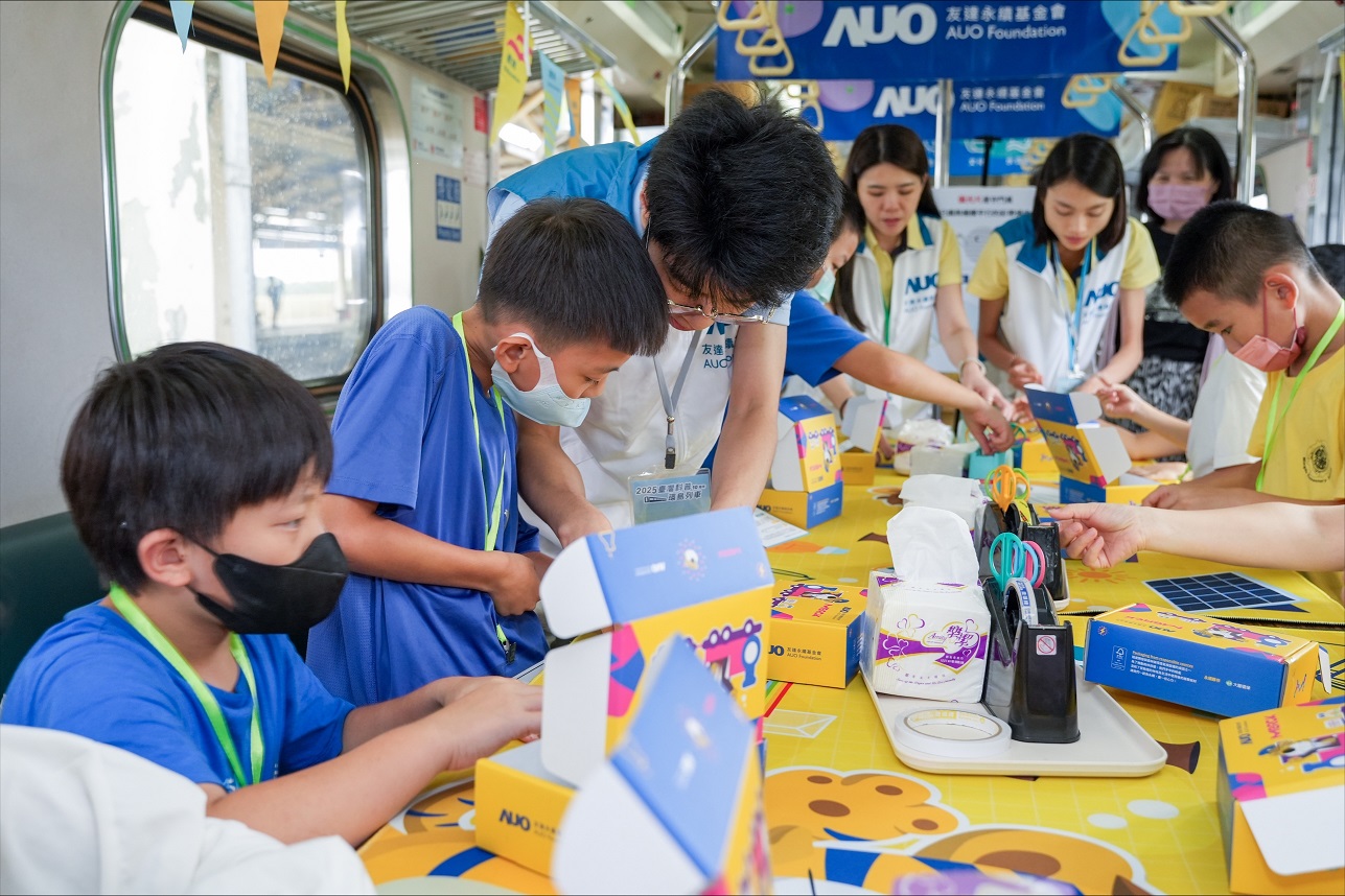 今年友達設計「光電、再生能源、水資源」三大課程主題，攜手供應鏈夥伴默克及大豐環保，以循環經濟理念開發創意教材