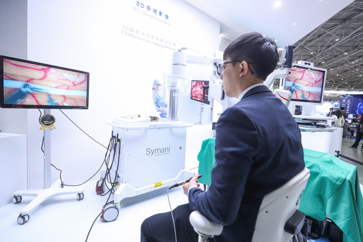 达擎推出〝3D显微手术影像解决方案〞，将3D影像技术从腹腔内视镜手术延伸至神经、血管、淋巴等高难度显微手术，提供超清晰立体视野，协助医疗团队在复杂手术中完成精准细腻操作。