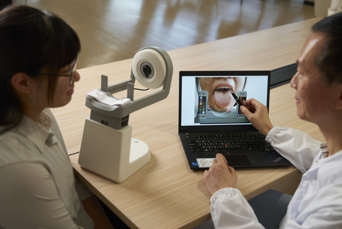 友達耘康的「舌象辨識軟體」則運用AI與大數據技術，可快速辨識舌色、舌形、苔色、苔質等特徵，顯著提升舌象辨識效率，優化檢測流程。