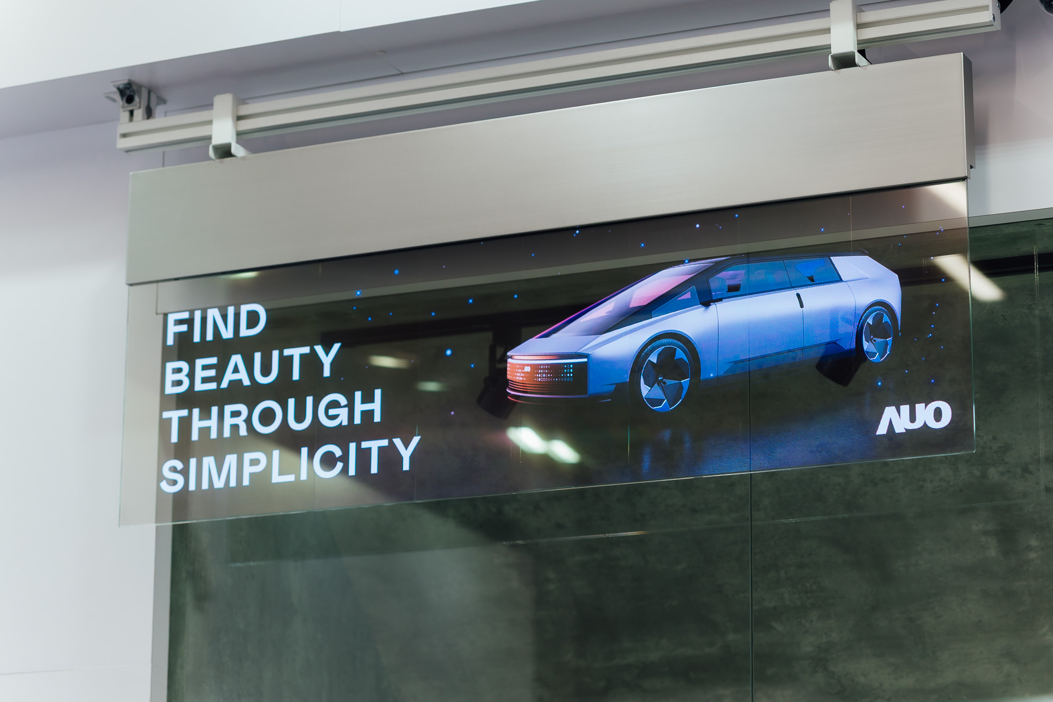 具备高亮度透明感的54吋透明Micro LED智慧广告牌，可无限拼接不同尺寸，营造出兼具科技感与美学的沉浸式氛围，适用于旗舰店、展演空间等多元场域。