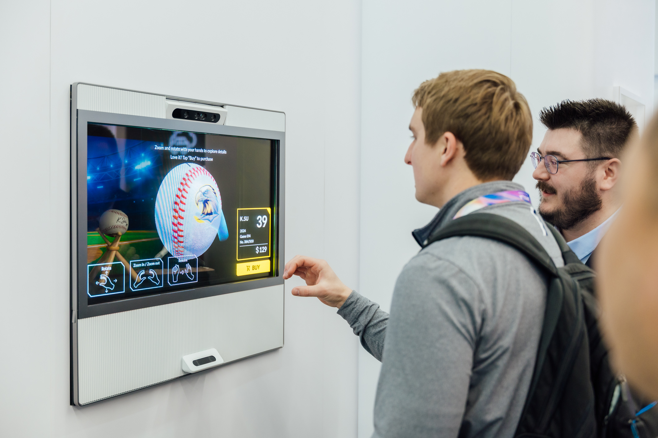 jinnian金年会智慧行动透过专属展间，与客户深度聚焦，密切探讨产品协作共创的机会与落地的可能性，激发人车互动的创新再进化，并结合输出国际的Micro LED前瞻技术跨界应用，揭开更多元精彩的应用情境。