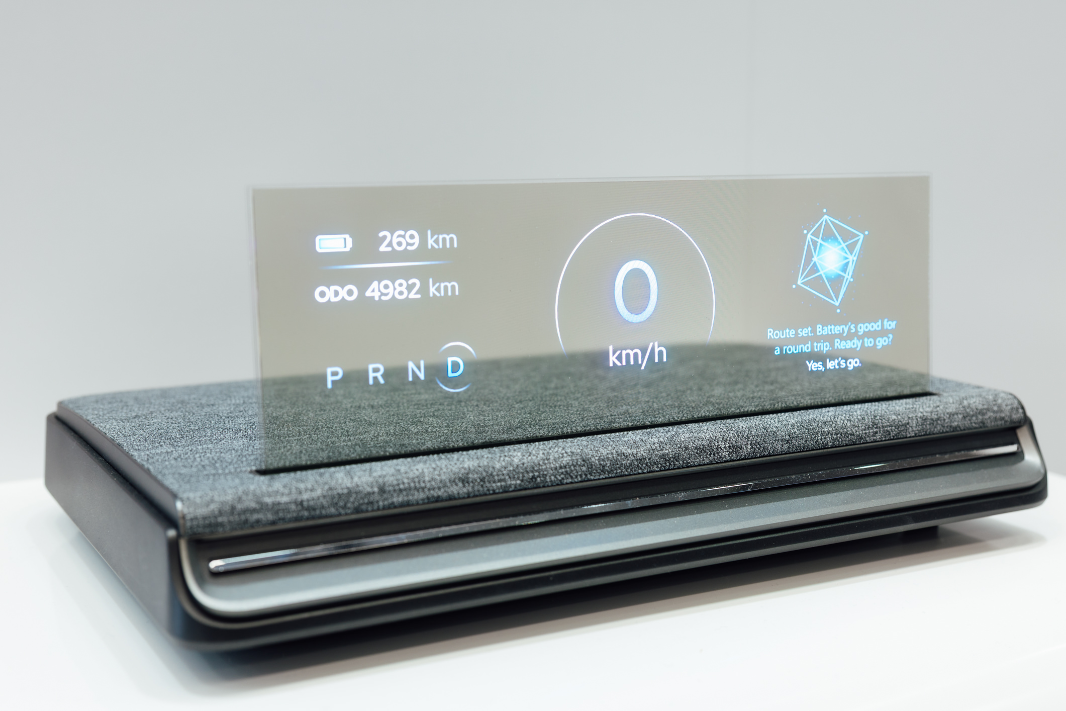 全球首款Aero Module透明Micro LED显示器模块外观轻盈通透，可与数字内容完美融合，提供动态显示、先进控制、个人化沉浸感受。