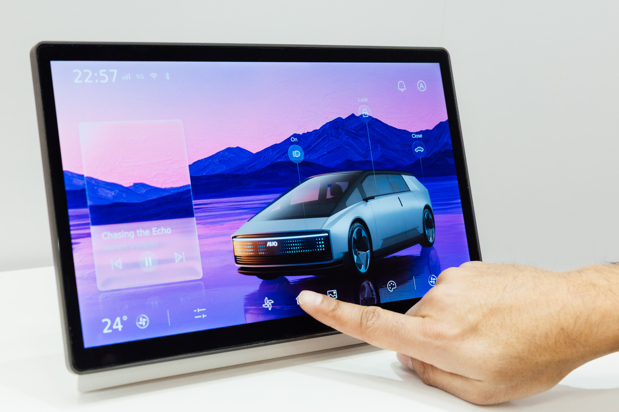 将先进抗反光技术导入于CID中控台呈现全时可视效果，并支持与座舱环境完美融合，带来清晰且不干扰的驾驶与座舱操作体验，兼容座舱质感与行车安全。