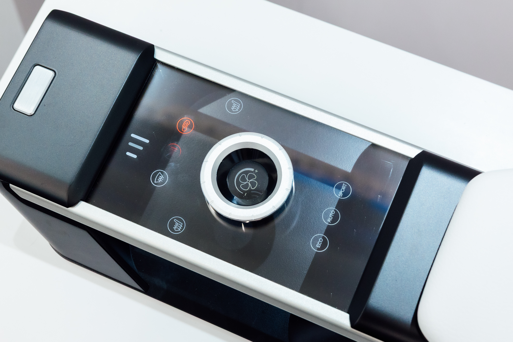 以极简设计打造的CrystalSense Console，为中央扶手区带来创新突破，将功能隐藏于简约的外观中，并采用悬浮式旋钮搭配玻璃面板与主动触觉回馈，仅在操作时才显现功能选单，提供直觉且可自定义的互动体验。